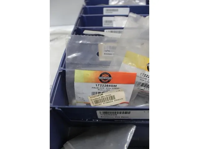Assortiment klein materiaal in magazijnbakjes - afbeelding 6 van  8