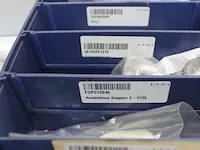 Assortiment klein materiaal in magazijnbakjes - afbeelding 7 van  8