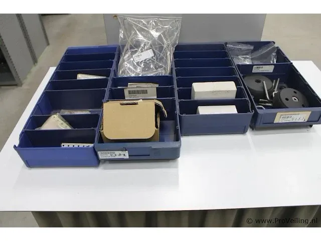 Assortiment klein materiaal in magazijnbakjes - afbeelding 1 van  11
