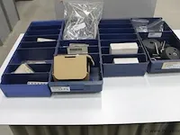 Assortiment klein materiaal in magazijnbakjes - afbeelding 1 van  11