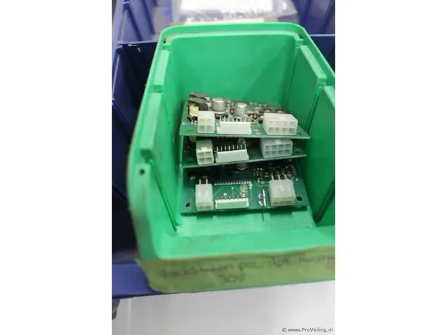 Assortiment klein materiaal in magazijnbakjes - afbeelding 4 van  7