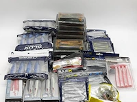 Assortiment kunstaas, o.a. blux/madness