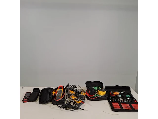 Assortiment meetinstrumenten en handgereedscha0, o.a. fluke/leica - afbeelding 1 van  8