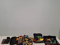 Assortiment meetinstrumenten en handgereedscha0, o.a. fluke/leica - afbeelding 1 van  8