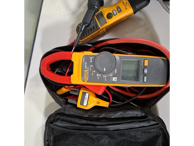 Assortiment meetinstrumenten en handgereedscha0, o.a. fluke/leica - afbeelding 7 van  8