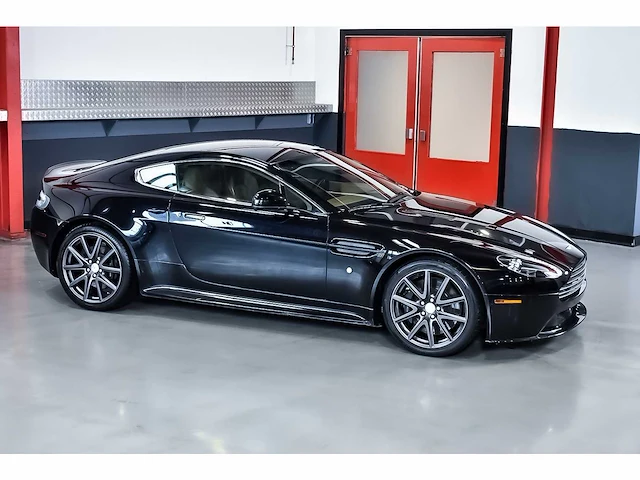 Aston martin - vantage coupe 4,7l v8 - vantage coupe 4,7l v8 - aston martin vantage s coupe 4,7l v8 - 2011 - 2011 - afbeelding 2 van  85