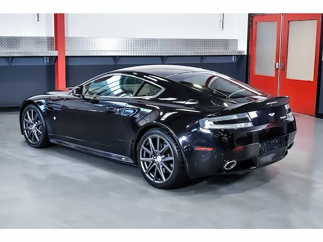 Aston martin - vantage coupe 4,7l v8 - vantage coupe 4,7l v8 - aston martin vantage s coupe 4,7l v8 - 2011 - 2011 - afbeelding 35 van  85