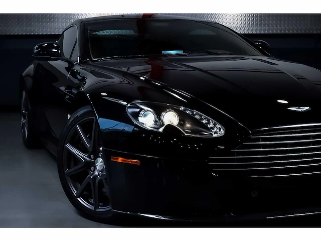 Aston martin - vantage coupe 4,7l v8 - vantage coupe 4,7l v8 - aston martin vantage s coupe 4,7l v8 - 2011 - 2011 - afbeelding 78 van  85