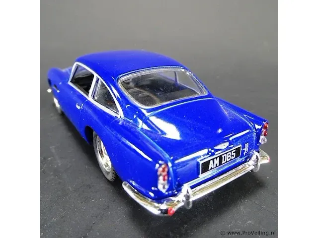 Aston martin db5 (1963) blauw - afbeelding 3 van  5
