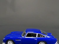 Aston martin db5 (1963) blauw - afbeelding 2 van  5