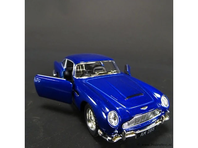 Aston martin db5 (1963) blauw - afbeelding 4 van  5