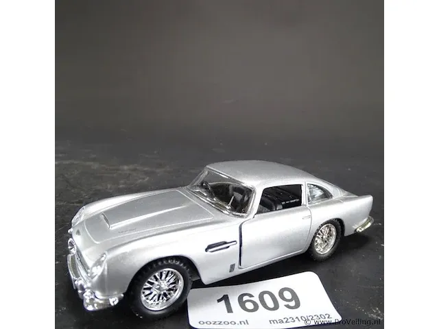 Aston martin db5 (1963) zilvergrijs - afbeelding 1 van  5