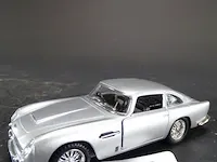 Aston martin db5 (1963) zilvergrijs - afbeelding 1 van  5