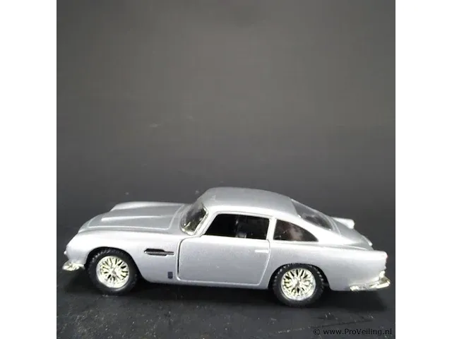 Aston martin db5 (1963) zilvergrijs - afbeelding 2 van  5