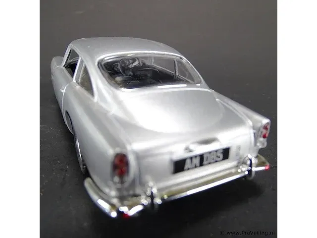 Aston martin db5 (1963) zilvergrijs - afbeelding 3 van  5