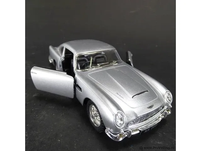 Aston martin db5 (1963) zilvergrijs - afbeelding 4 van  5