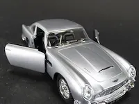 Aston martin db5 (1963) zilvergrijs - afbeelding 4 van  5
