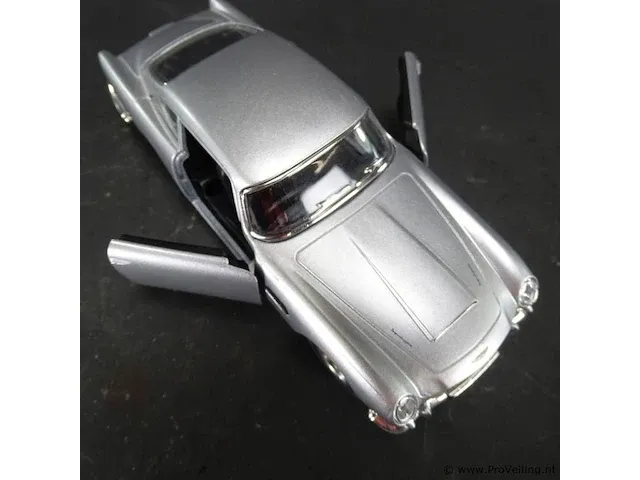 Aston martin db5 (1963) zilvergrijs - afbeelding 5 van  5