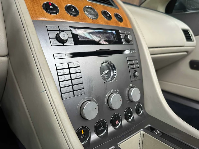 Aston martin db9 cabriolet 5.9 v12 449pk 2006 youngtimer - afbeelding 20 van  42