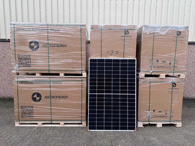 Astronergy - set van 216 zonnepanelen (totaal vermogen 88.560 wp) - afbeelding 1 van  5
