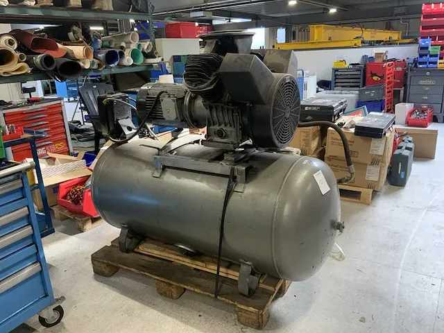 Atlas copco zuigercompressor - afbeelding 1 van  7