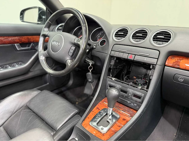 Audi - a4 cabriolet - 2.5 v6 - personenauto - 2005 - afbeelding 7 van  30