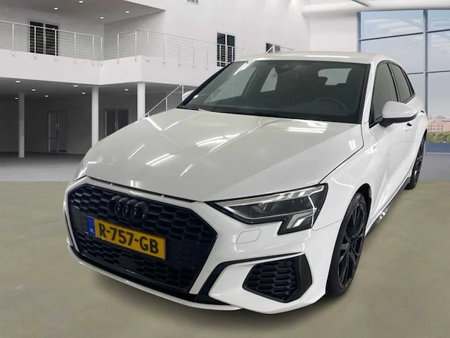 Audi a3 sportback 30 tfsi s edition 2022 | r-757-gb - afbeelding 1 van  26