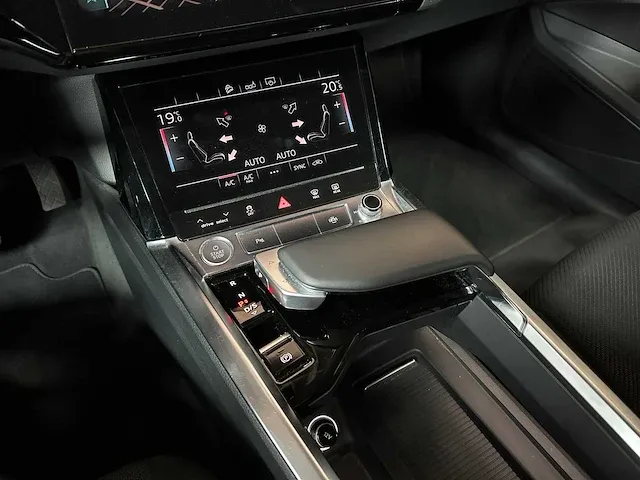 Audi e-tron 50 quattro launch edition 71 kwh 313pk 2019 (origineel-nl + 1e eigenaar), g-338-xh - afbeelding 19 van  68
