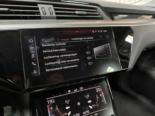 Audi e-tron 50 quattro launch edition 71 kwh 313pk 2019 (origineel-nl + 1e eigenaar), g-338-xh - afbeelding 35 van  68
