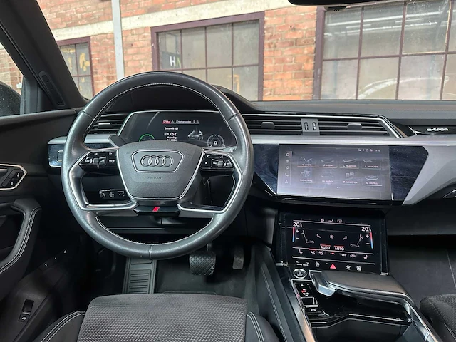 Audi e-tron 50 quattro launch edition black 71 kwh 313pk 2019 (origineel-nl + 1e eigenaar), h-970-bh - afbeelding 22 van  67