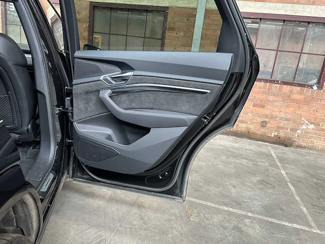 Audi e-tron 50 quattro launch edition black 71 kwh 313pk 2019 (origineel-nl + 1e eigenaar), h-970-bh - afbeelding 52 van  67