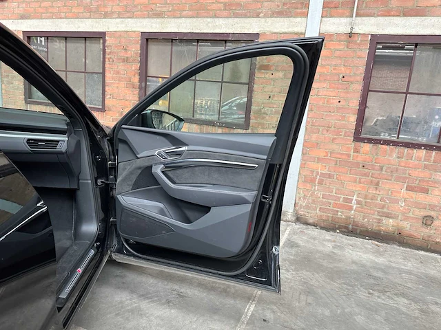 Audi e-tron 50 quattro launch edition black 71 kwh 313pk 2019 (origineel-nl + 1e eigenaar), h-970-bh - afbeelding 53 van  67