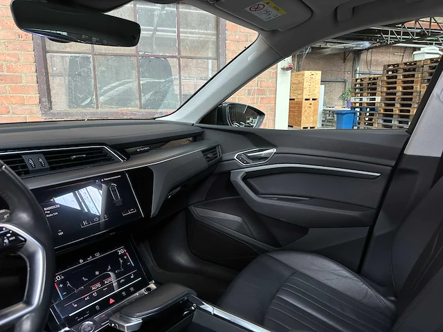 Audi e-tron 50 quattro launch edition plus 71 kwh 313pk 2019, g-440-xz - afbeelding 10 van  42