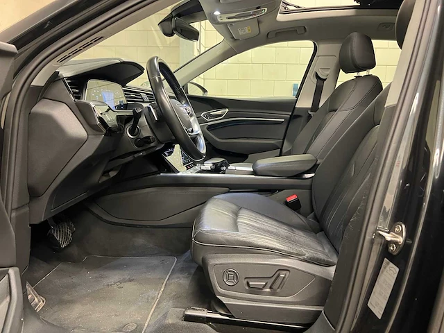 Audi e-tron 50 quattro launch edition plus 71 kwh 313pk 2019 (origineel-nl), h-644-bl - afbeelding 40 van  72