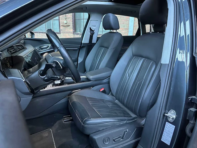 Audi e-tron 50 quattro launch edition plus 71 kwh 313pk 2019 (origineel-nl), h-889-db - afbeelding 36 van  47