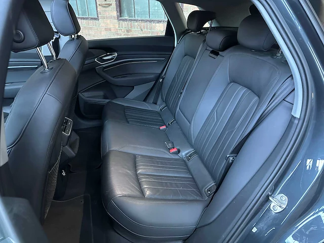 Audi e-tron 50 quattro launch edition plus 71 kwh 313pk 2019 (origineel-nl), h-889-db - afbeelding 37 van  47