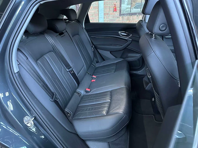 Audi e-tron 50 quattro launch edition plus 71 kwh 313pk 2019 (origineel-nl), h-889-db - afbeelding 38 van  47