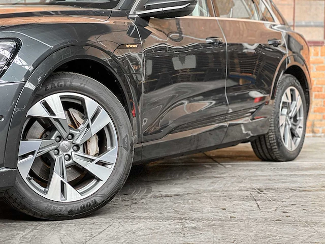 Audi e-tron 50 quattro launch edition plus 71 kwh 313pk 2019 (origineel-nl), h-889-db - afbeelding 34 van  47