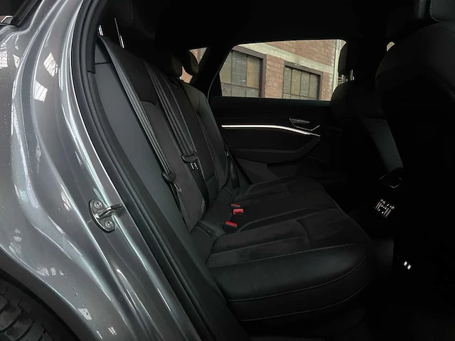 Audi e-tron 55 quattro advanced 95 kwh s-line 360pk 2019 (origineel-nl + 1e eigenaar), zg-864-x - afbeelding 32 van  47
