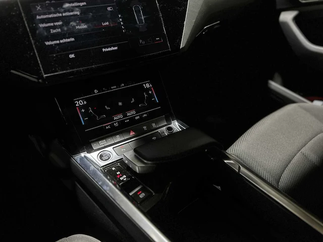 Audi q8 e-tron 50 quattro edition 95 kwh 340pk 2023, s-106-pz - afbeelding 25 van  45