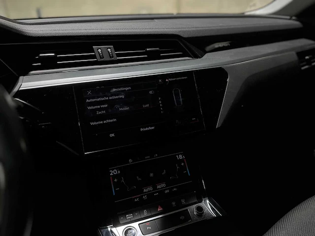 Audi q8 e-tron 50 quattro edition 95 kwh 340pk 2023, s-106-pz - afbeelding 26 van  45