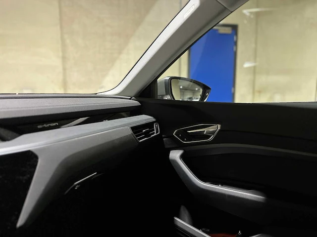 Audi q8 e-tron 50 quattro edition 95 kwh 340pk 2023, s-106-pz - afbeelding 27 van  45
