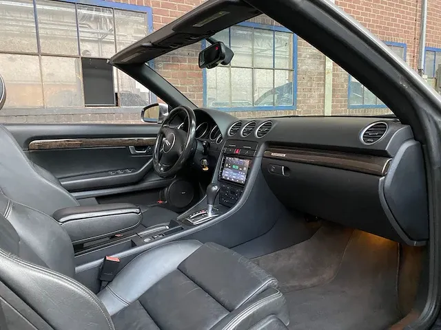Audi s4 cabriolet 4.2 v8 344pk 2005 -youngtimer- - afbeelding 26 van  36