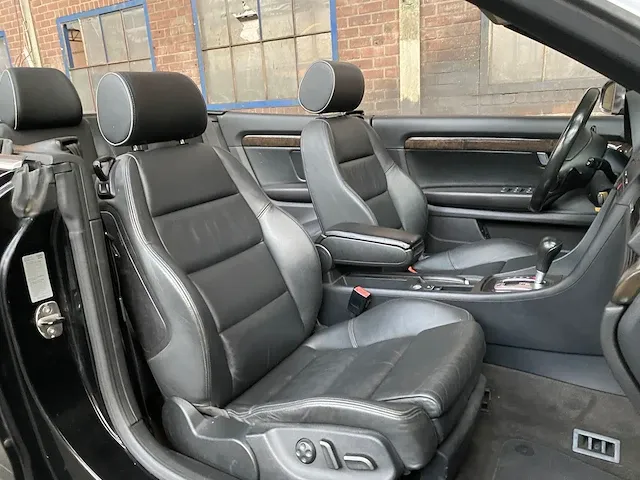 Audi s4 cabriolet 4.2 v8 344pk 2005 -youngtimer- - afbeelding 27 van  36