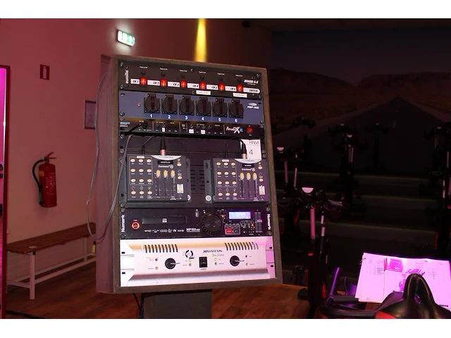 Audio en lichtcontrole zuil voorzien van een switch, twee par controllers, mp3 speler en versterker met twe... - afbeelding 1 van  6