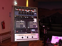 Audio en lichtcontrole zuil voorzien van een switch, twee par controllers, mp3 speler en versterker met twe...