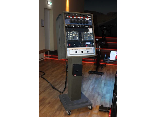 Audio en lichtcontrole zuil voorzien van een switch, twee par controllers, mp3 speler en versterker met twe... - afbeelding 2 van  6