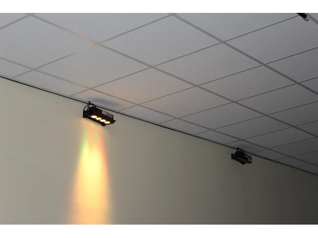 Audio en lichtcontrole zuil voorzien van een switch, twee par controllers, mp3 speler en versterker met twe... - afbeelding 3 van  6