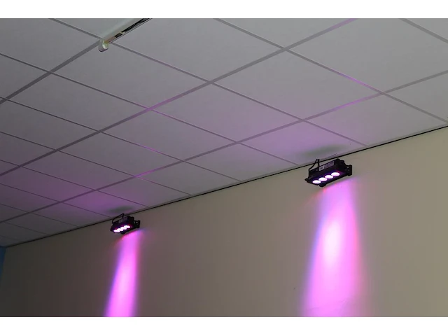 Audio en lichtcontrole zuil voorzien van een switch, twee par controllers, mp3 speler en versterker met twe... - afbeelding 4 van  6