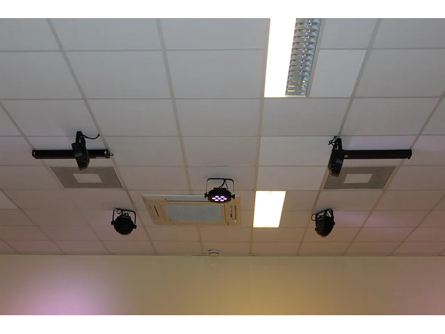 Audio en lichtcontrole zuil voorzien van een switch, twee par controllers, mp3 speler en versterker met twe... - afbeelding 5 van  6